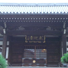 緑の植栽に囲まれて、落ち着いた感じのする来迎寺の本堂です。