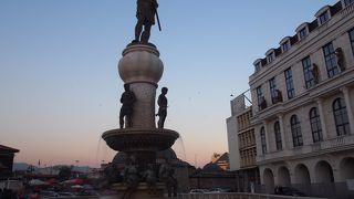 フィリップ２世の騎馬像がある