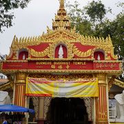 タイお寺院に必要な要素は全部揃っている。自分の生まれた曜日を事前に調べて。