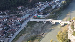 ベラートの街を流れている