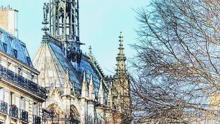 特徴的な尖塔など外観も美しい