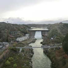 宿から徒歩15分の新東雲橋からの展望。恵那峡が一望です。