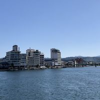 川沿いに建つホテル