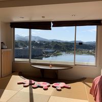 川を一望できる、可愛らしい客室でした。