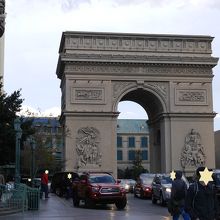 小さな凱旋門もあります