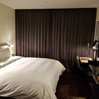 ひとりには広すぎるくらいのベッド