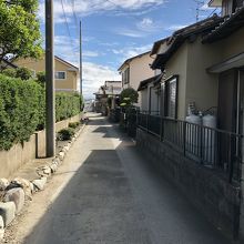 この住宅街の先に吉田やきそば店あります