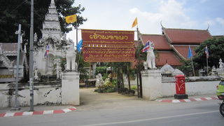 白が眩しいお寺です