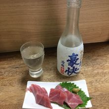 豪快にお通しの刺身