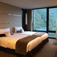 1人で寝るには余裕の広さのベッドは寝心地抜群！