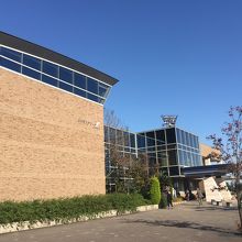 コスモスアリーナふきあげの駐車場を利用すると良いです。