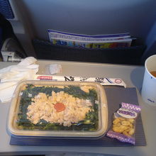 セブンイレブンで購入した「炙り焼き鮭のご飯」といただいたスー