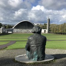 銅像の後ろすがたから見る広場全景