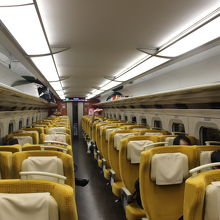 車内は２－２の４列シート