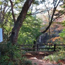 ホテルの駐車場そばの磊々峡の入り口
