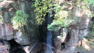 秋保グランドホテルの横から遊歩道に入れました。奇岩や滝がありました。