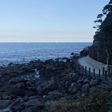 海沿いの遊歩道を進む