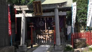 カレー店の裏、団地の脇