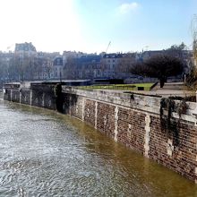 シテ島東端のイルドフランス広場