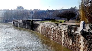 見所の密集したセーヌ川の川中島