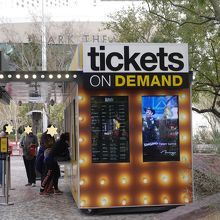 ショーのチケットを求めて並ぶ人もいます