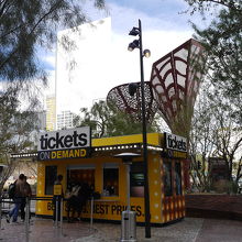 緑に囲まれた散歩道になります