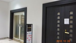 クレジットカードと航空券を提示すれば気軽に利用できるラウンジです。