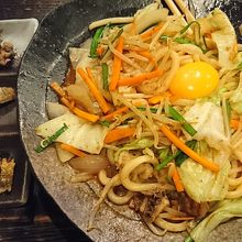 お通しとホルモンうどん