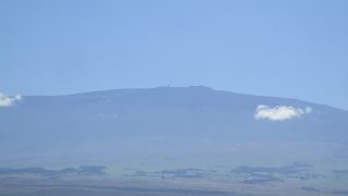下界から眺めるとなだらかな山容なので標高４２０５ｍの高さを感じさせないマウナケアは、ハワイ諸島の最高峰で山頂には世界各国の天文台が１３カ所並んでいます。