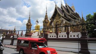 大きな金色の仏像が目印です