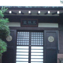 清源寺の三味堂です。清源寺の境内の左側に置かれています。