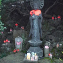 清源寺の子育て命の地蔵尊です。境内の右側に置かれています。 