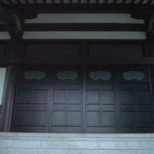 清源寺の本堂です。額等が無く、至って簡素な感じがします。