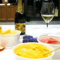 マンゴーにスイカ、持ち込みシャンパンにAUS土産のチョコ