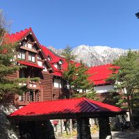 上高地帝国ホテルと冠雪の穂高岳