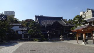 今も墓所は特に賑わう。