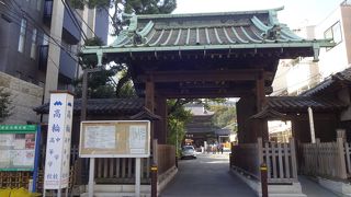 この門がまず迎えてくれます。