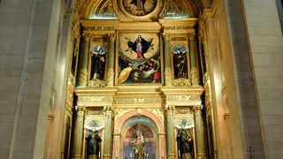 天正遣欧少年使節一行の宿舎となった教会。外観は地味ですが、内部にいくつも並ぶ礼拝堂の装飾が見事。 