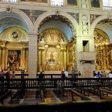 …内部に並ぶ礼拝堂の装飾が見事。