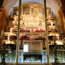 主礼拝堂に向かって右手にある、聖女たちの聖遺物祭壇