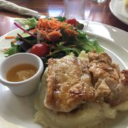 比較的遅い時間までランチをしてるレストランで、クロコダイルを食らう。