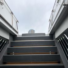 こちらの階段を上ってデッキへ