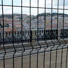 …本来の手摺り内側に工事用フェンスが張り巡らされていました。