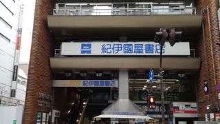 たくさんの本を販売しており、いろいろ本を見比べながら購入するには非常に便利である。しかし。。。