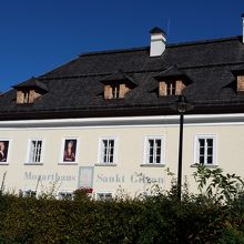 花と建物が調和