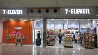 クリスマスシーズンのセブンイレブン (香港国際空港店)