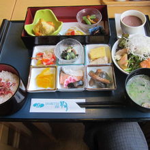 人気のランチ、味楽定食（1000円；ドリンク付き）の様子