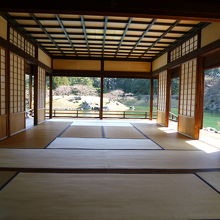 すぐそこに池と築山がみえる