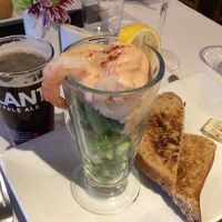 夕食。黒ビールに前菜のシュリンプカクテル