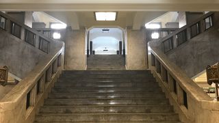 大理石の階段など内部も見学できます。